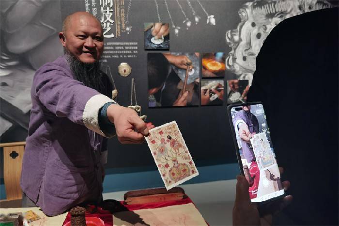 四川:在非遗体验活动中感受浓浓年味_游客_年画_夹江