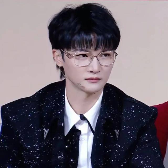 人气歌手周深最新直播生图出炉啦!金丝眼镜太帅啦!