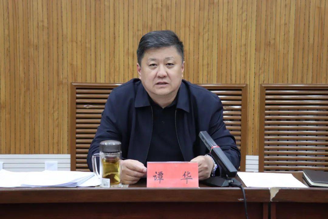 旗领导王世勇等出席会议.