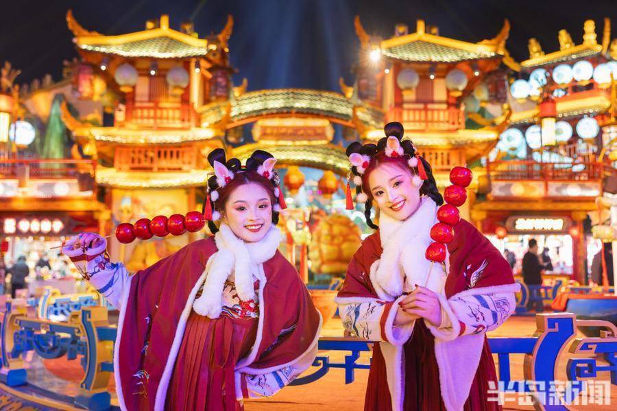 翩翩摇曳,一笑倾城!双胞胎姐妹倾情不倒翁_表演_观众_张园