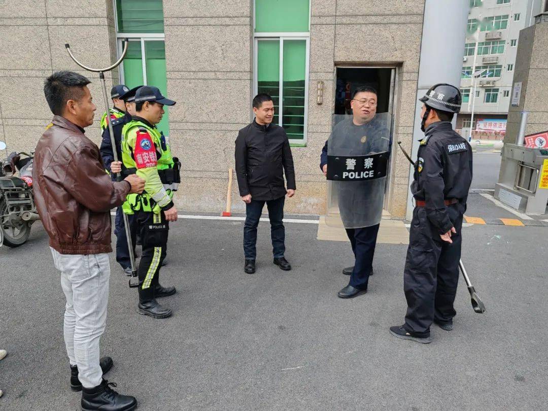 以"演"筑防,护"生"成长—— 南安五星中学开展反恐防暴演练_歹徒_应急