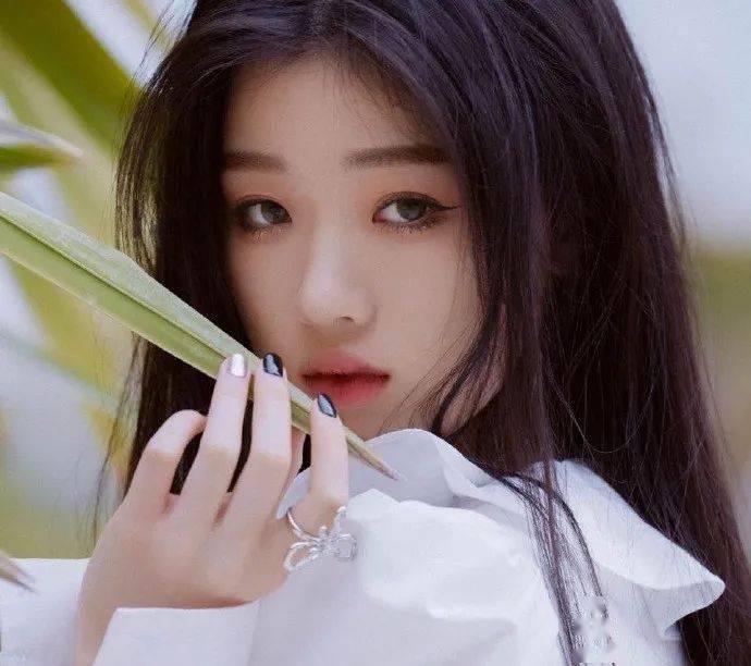 时不时的也会发一些化妆视频,还会教大家贴假睫毛.