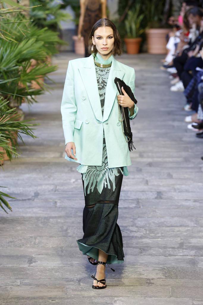 轻奢女装品牌luisa spagnoli秀场也选用了绿色元素,两种绿色的碰撞