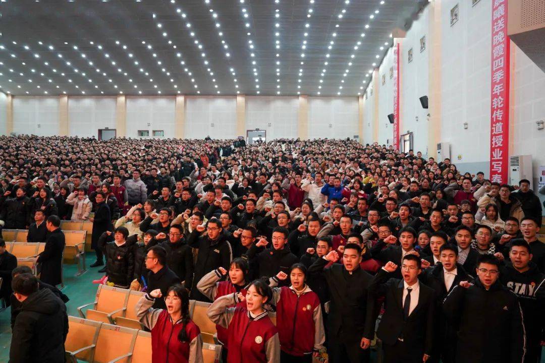 秀山高级中学举行高2024届十八岁成人仪式暨高考百日誓师活动_高三