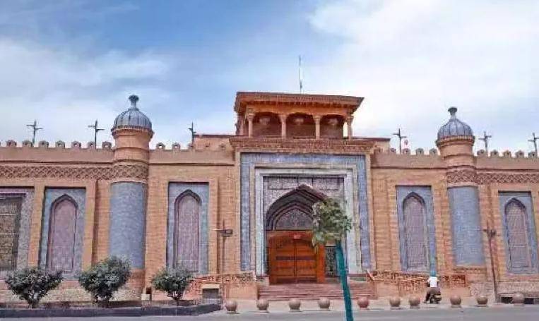 园内以传统手工艺品展示为主,结合了多种元素,包括维吾尔族,塔吉克族