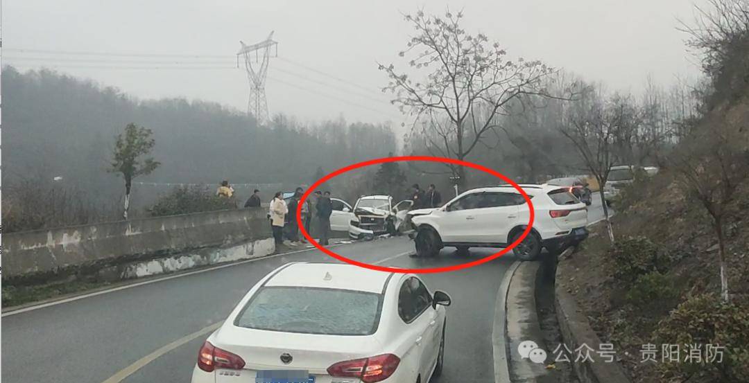 两车相撞人员被困,贵阳消防紧急救援_驾驶员_道路_扩张