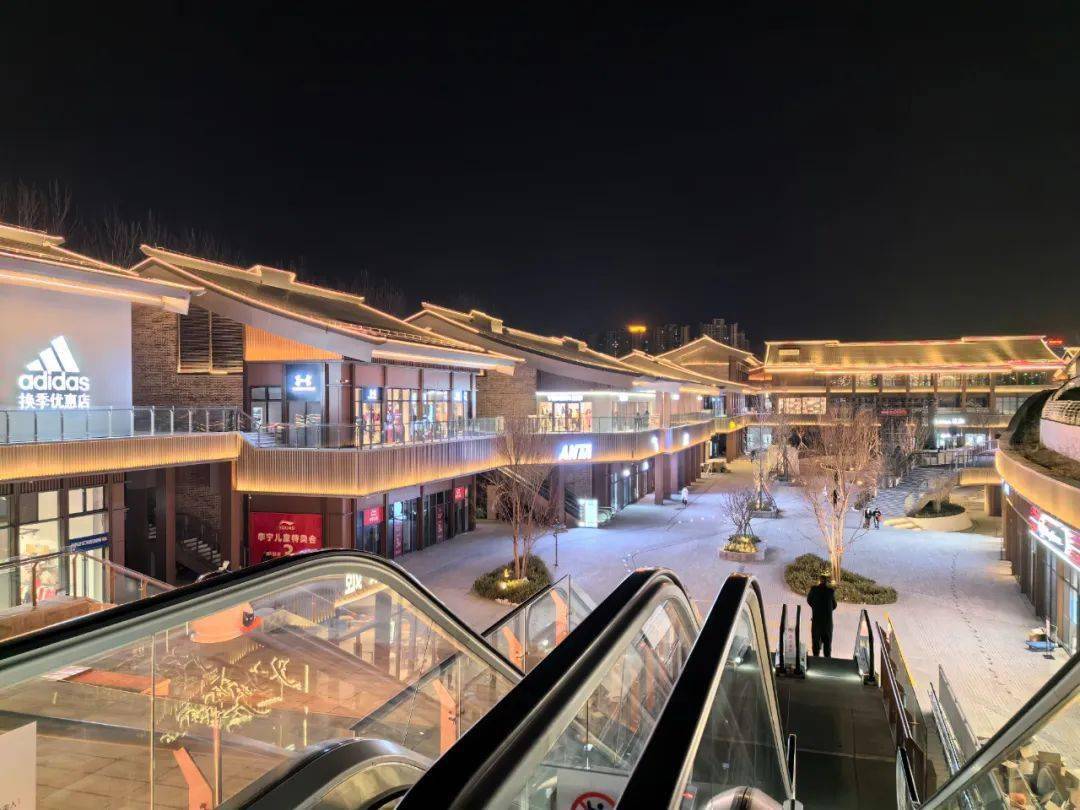熙市奥特莱斯购物公园,图片来源:洛阳轨道交通雄安奥特莱斯位于雄安