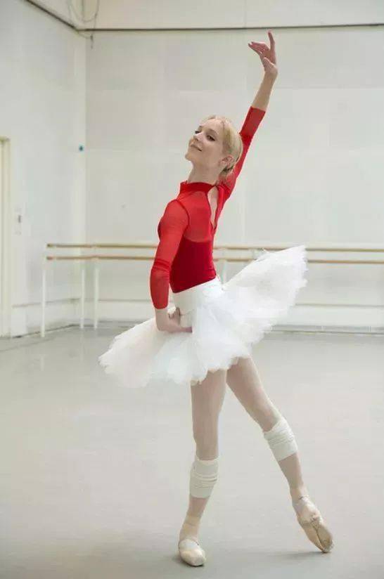 67那些真正"芭蕾风"的女神穿搭._国际_世界_大赛