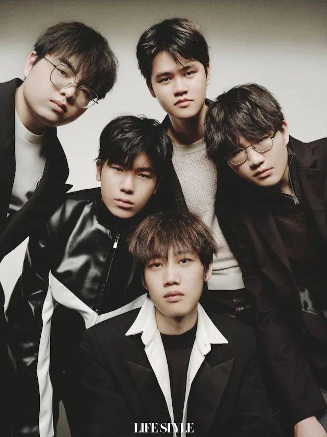 武汉estar战队的杂志"星"封面来咯!_花海_电竞_选手