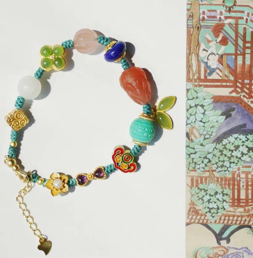 银镀金的五瓣桃花,中间镶嵌淡水珍珠,灵感也源于敦煌壁画,一花一世界