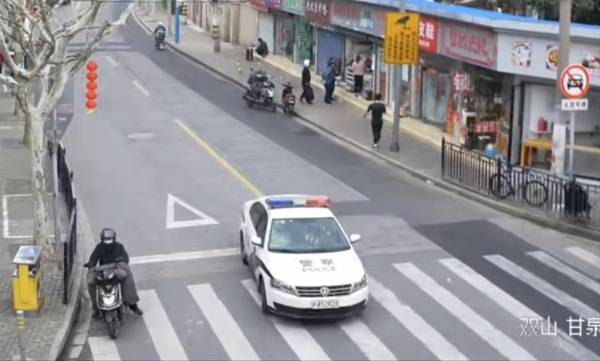 老阿姨商超内争吵后突发哮喘 民警紧急救助转危为安_张凌波_情况_普陀