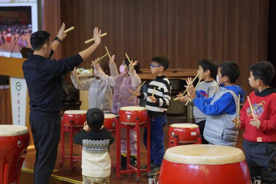 民族打击乐课程能够初步了解中国传统音乐的节奏和审美,学习不同民族