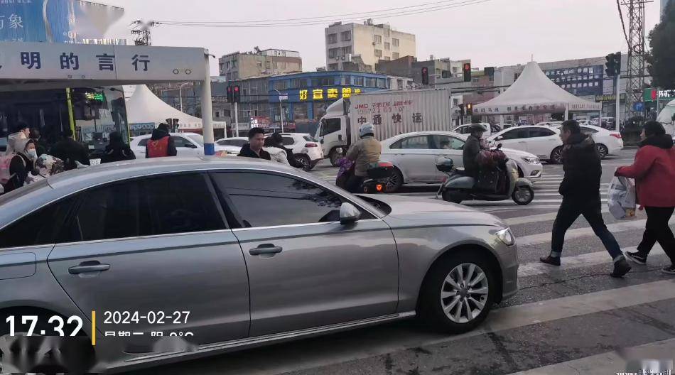 出租车:鄂fx9507驾驶员驾车行至环城南路和长虹南路交叉口压实线变道