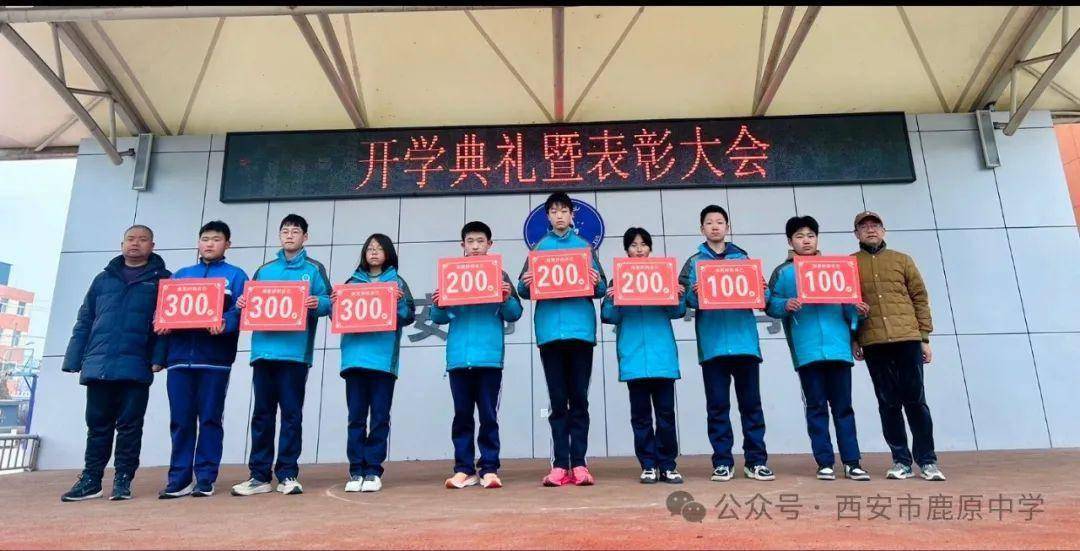 高其军校长,张波副校长,杨欣副校长向获奖学生颁发荣誉证书及奖金.