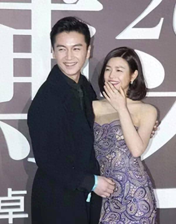 陈妍希罕见与老公陈晓亮相,穿抹胸裙像女王,小4岁的他像小跟班_活动