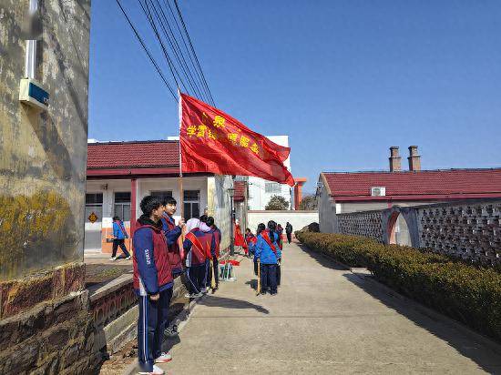 为弘扬中华民族的传统美德,3月1日上午,莒南县岭泉中学学雷锋活动小组