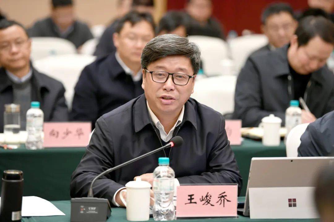 会上,江汉油田管理局有限公司执行董事,党委书记,油田分公司代表聂晓