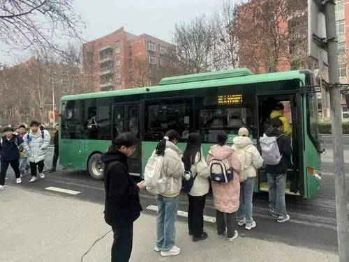 郑州公交在郑州大学开通首条校园专属公交线路,有效缓解高校园区内