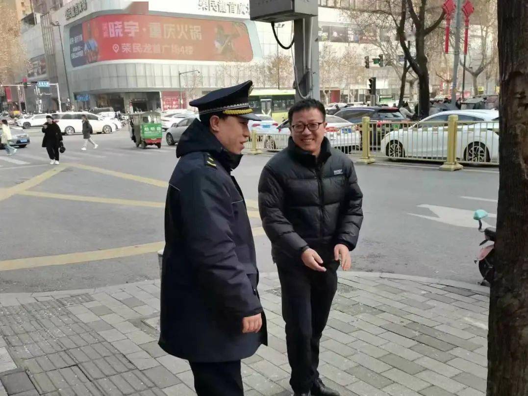 未央城管护送走失老人平安回家_执法_未央区_进行
