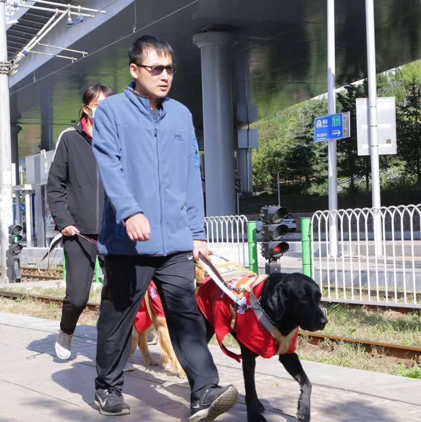 吕可是后天盲人,大学时因为生病,他的视力逐步下降,给他的生活,出行