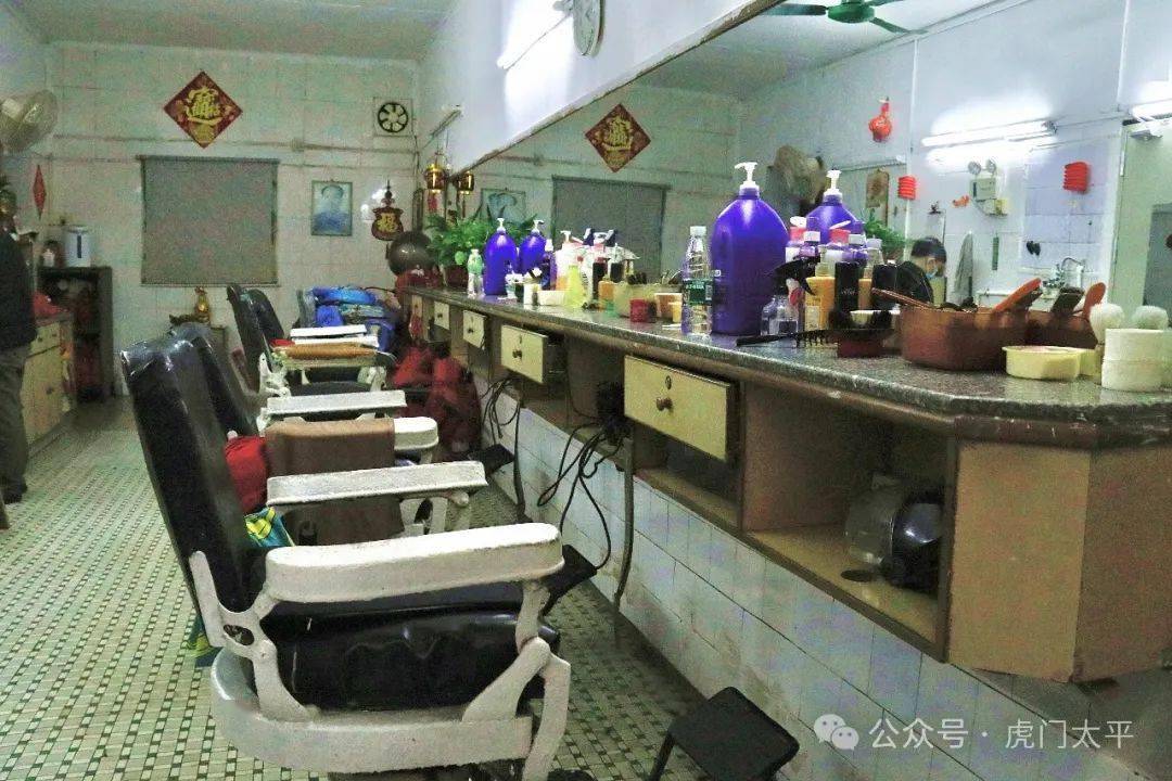 老式的理发椅,老式的吊扇,马赛克瓷片的地面……一切都是20世纪80年代