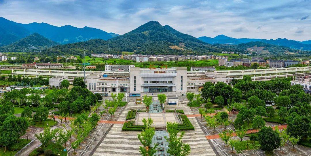 高铁站:三门县站三门县控山带海,地处东海门户,中国黄金海岸线中段的