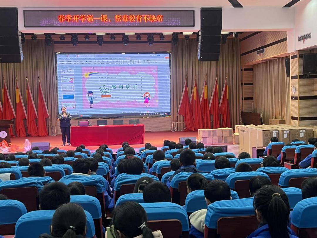 泸溪县武溪镇联合团县委,镇司法所,综治办来到泸溪县思源中学共同开展