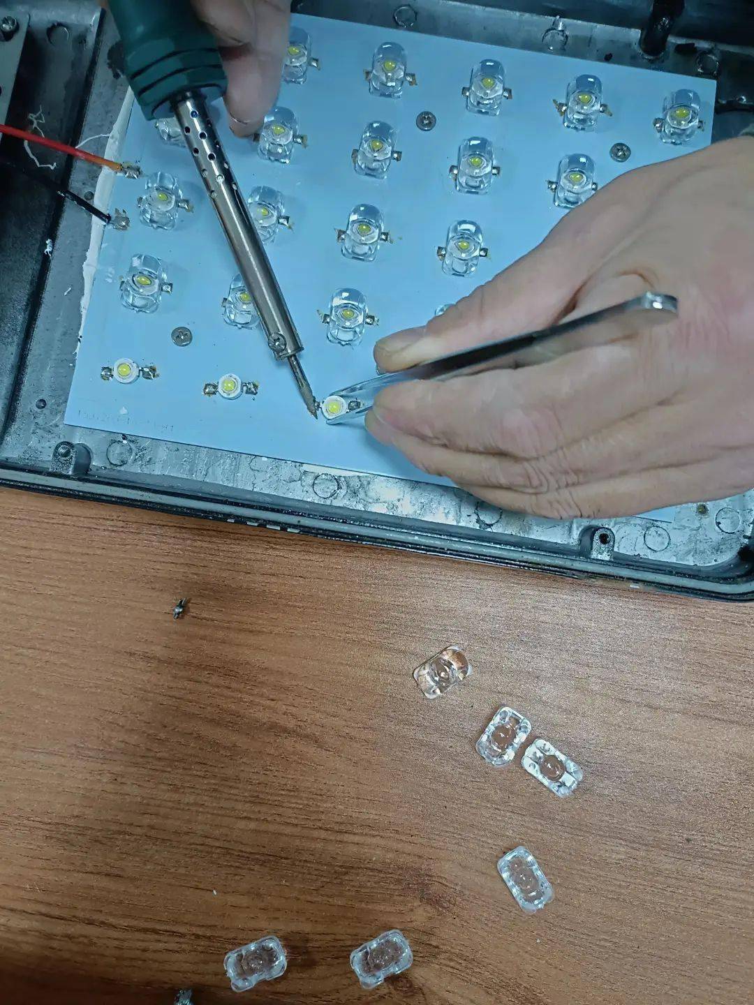 分享led灯的修理思路,不要不亮了就以为全坏了!_驱动_万用表_路灯