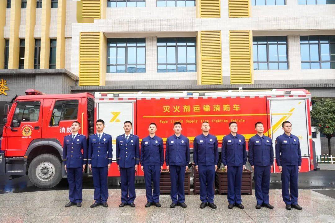 宜春市少先队总辅导员,市消防救援支队团委书记李季走进四(4)中队,为