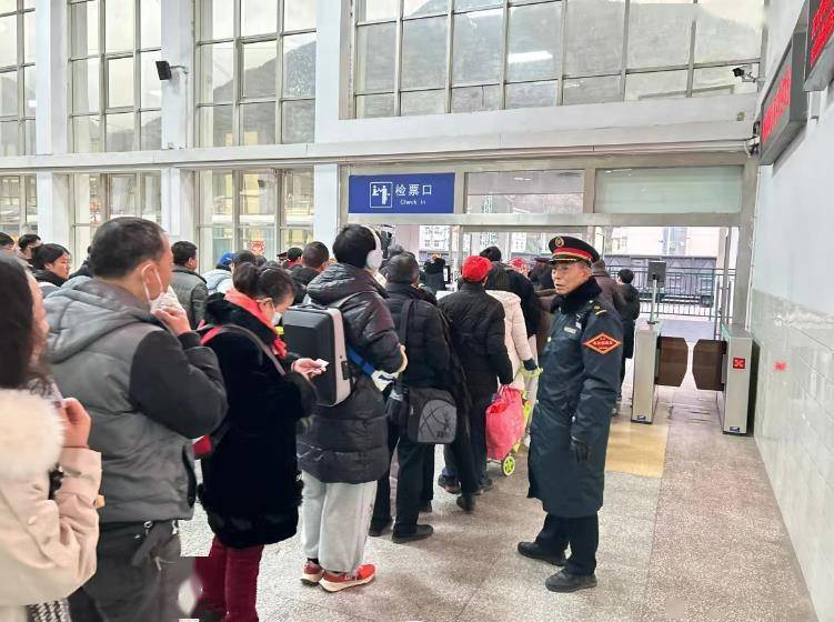 秦岭深处有座城 他在这里扎根42年_略阳_车站_旅客