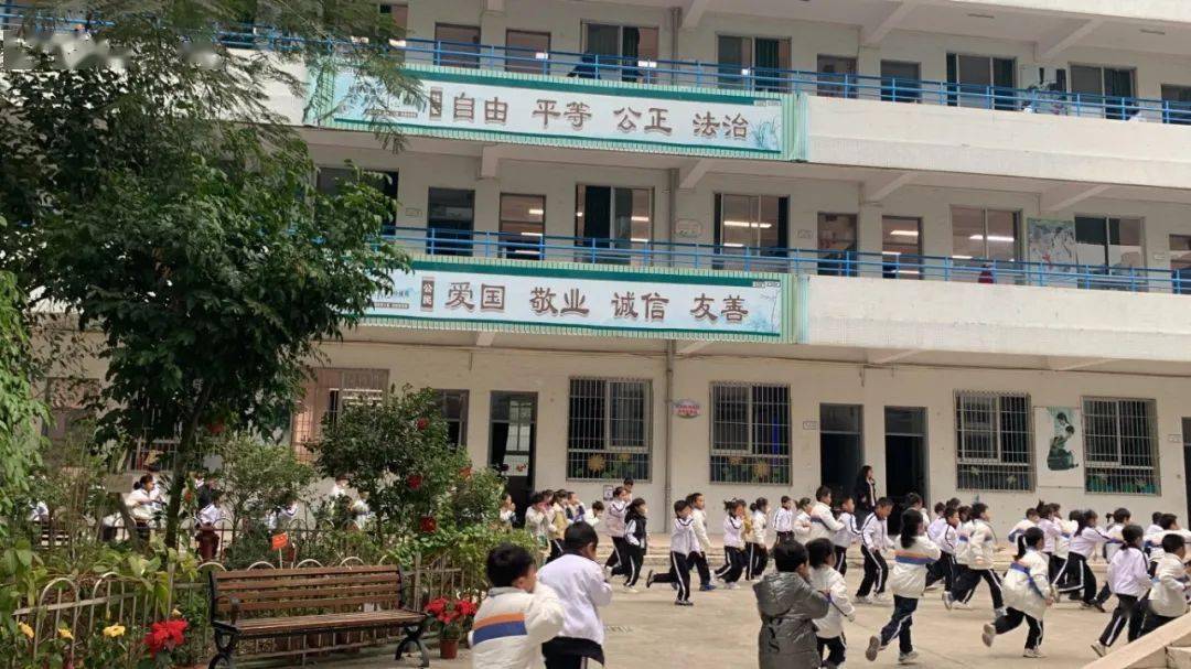 防患未燃以练筑防丽日小学开展消防安全疏散演练活动