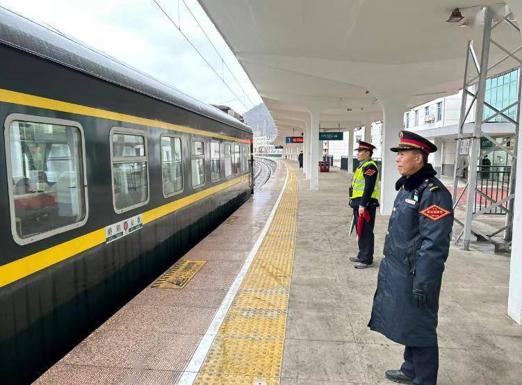 秦岭深处有座城 他在这里扎根42年_略阳_车站_旅客