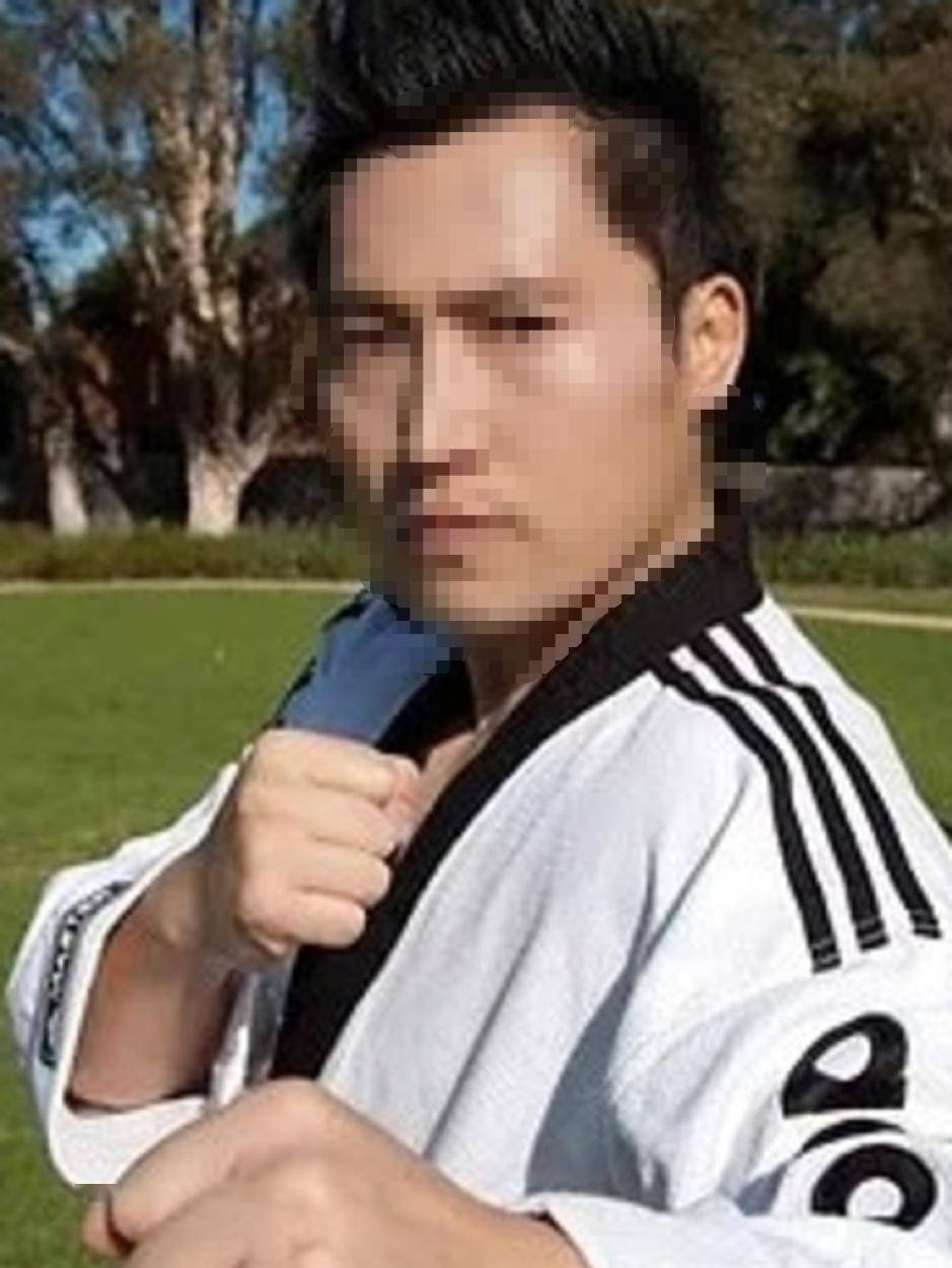 警方称,随后他回到north kellyville的妻子家中,他的胸部因自残而满身