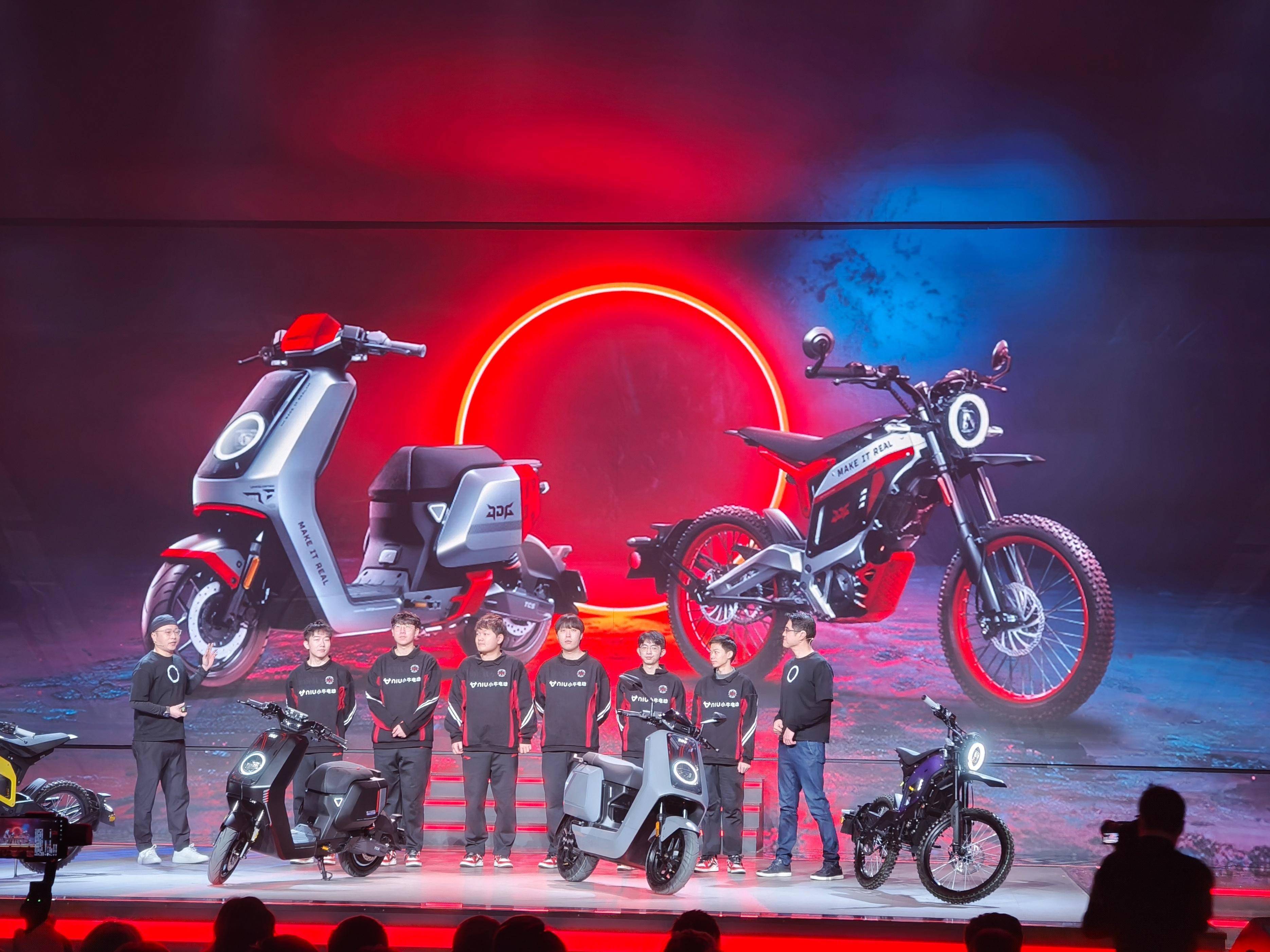 小牛电动产品设计副总裁杨凯针对电动自行车火灾问题表示,非法和私自