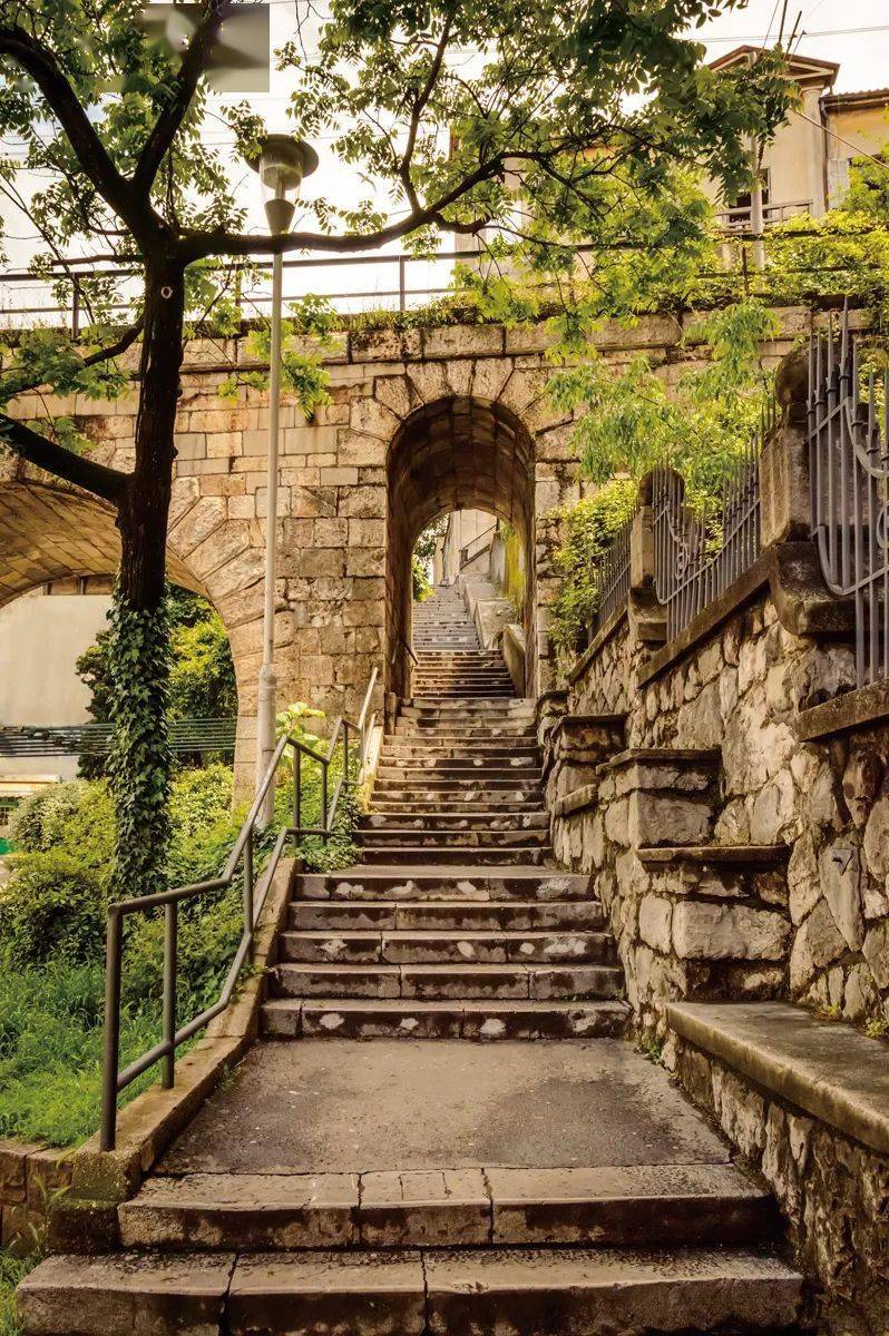 这座城市经历了太多苦难如今的它华美精致却难掩历史留下的疲惫与斑驳