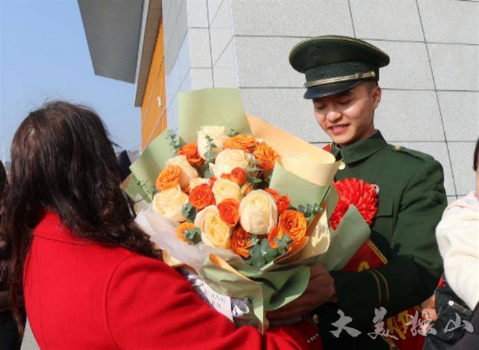 独山暖心迎接退役军人光荣返乡_鲜花_家乡_黄建园