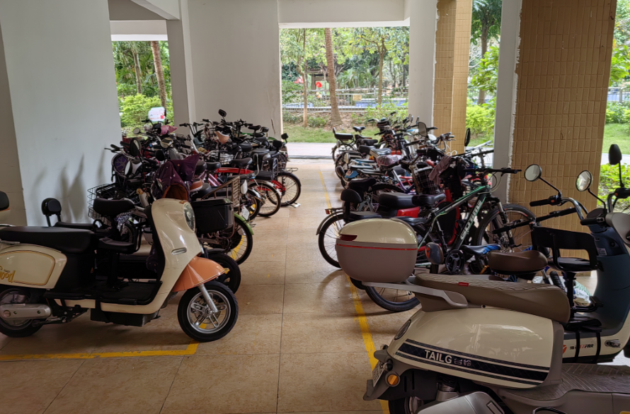 你的小区架空层有停电动自行车吗?记者走访发现→_充电_管理_高层