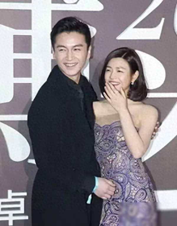 陈妍希罕见与老公陈晓亮相穿抹胸裙像女王小4岁的他像小跟班