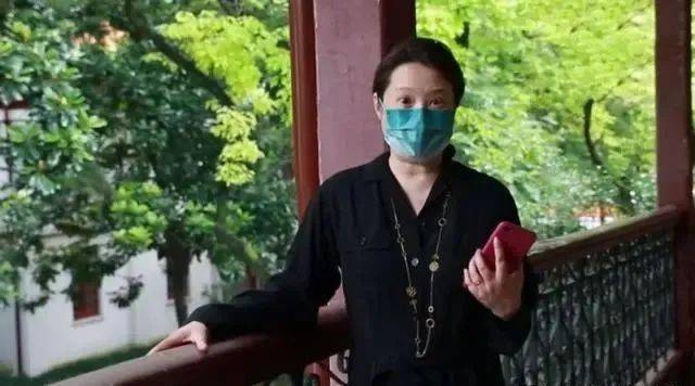 50岁袁立现身上海弄堂脸蛋臃肿双下巴明显为老人送温暖被夸赞