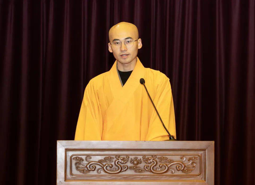 杭州电子科技大学教授李智虎共同向毕业生颁发毕业证书,杭州佛学院副