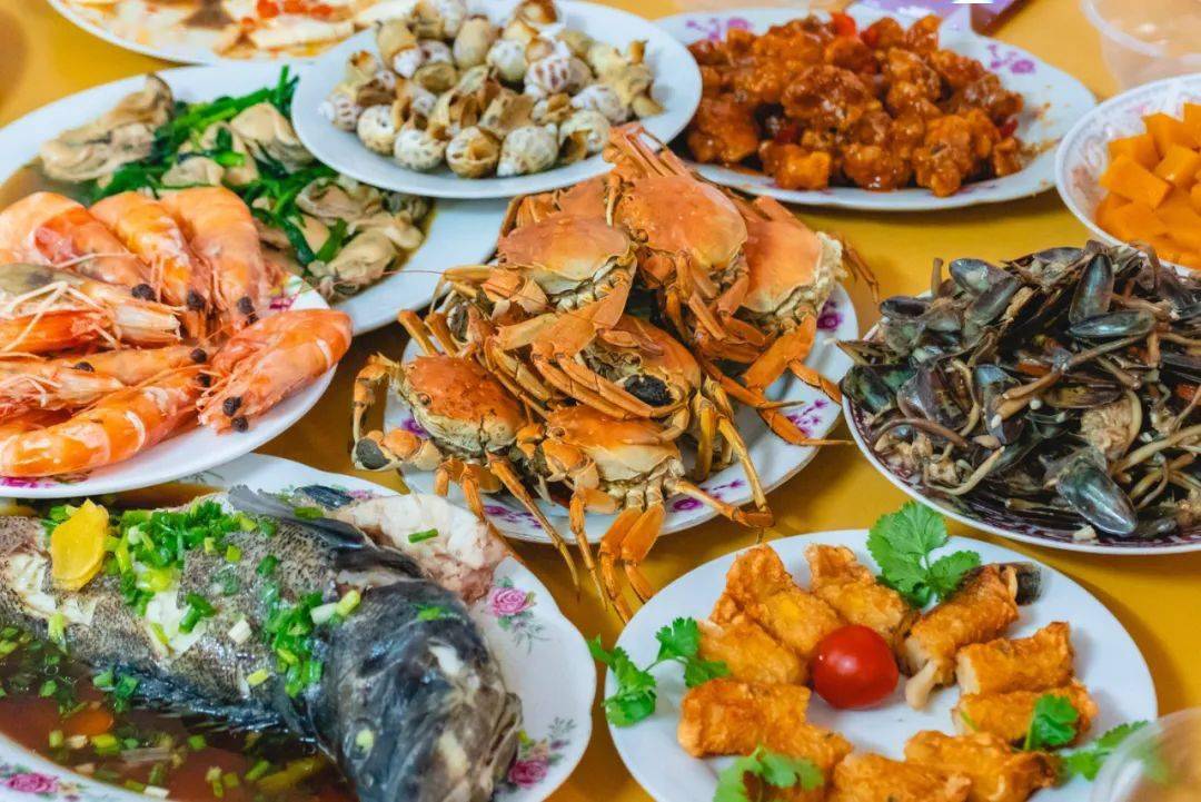 除此以外,还有大虾,花胶,海参,鲍鱼等海鲜.