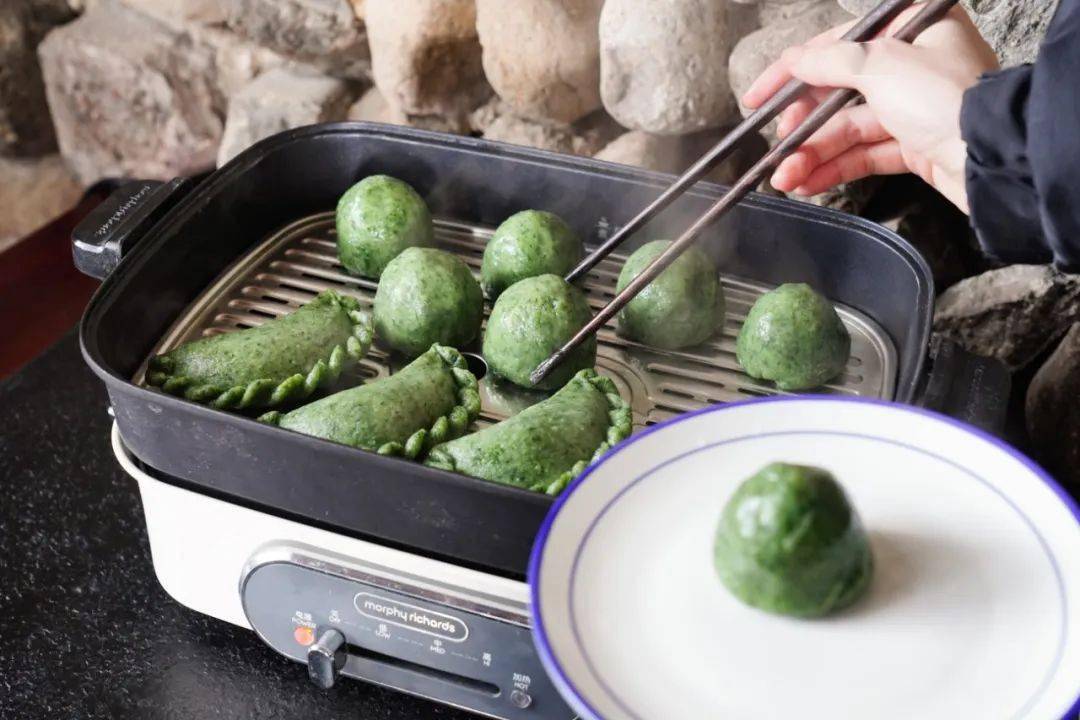 今年第一波土味艾草青团我们包了艘船去富春江心采野生艾草手工制作