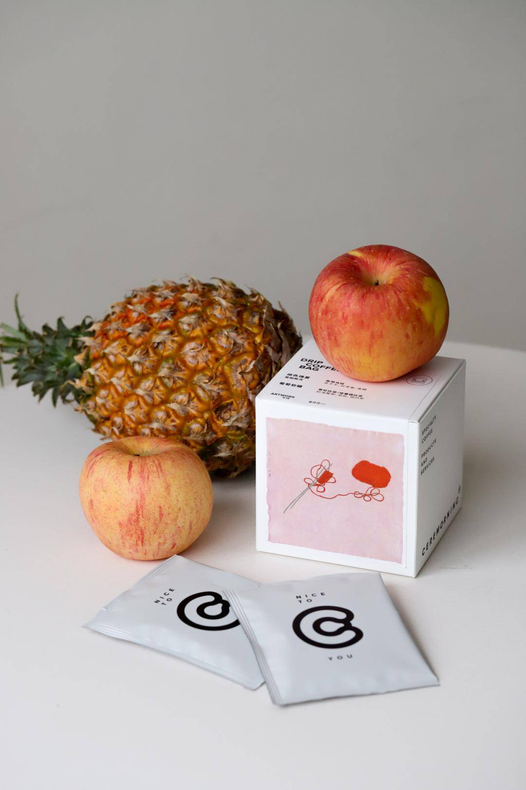 这次挂耳套组的两幅艺术作品,是崔佳佳nai的《毛线》和《红宝石》,和