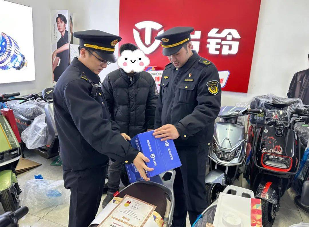 检查中,执法人员围绕电动自行车及配件质量安全,电动自行车强制性认证