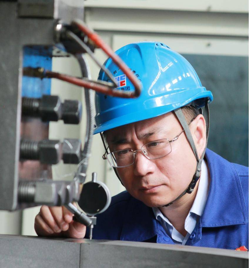 2023年"大国工匠年度人物"董礼涛:一把铣刀雕刻"产