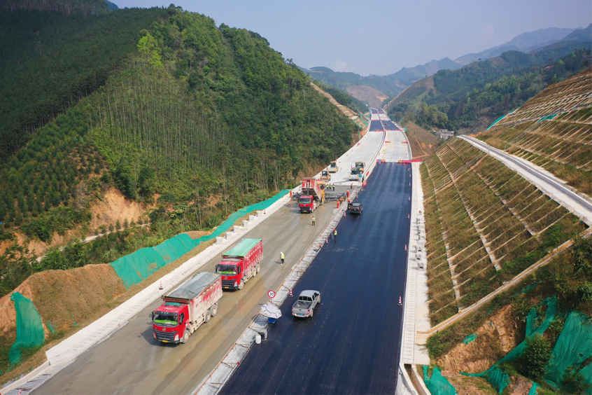 百色—那坡—平孟公路(那坡至平孟口岸段)工人正在进行水稳摊铺工作