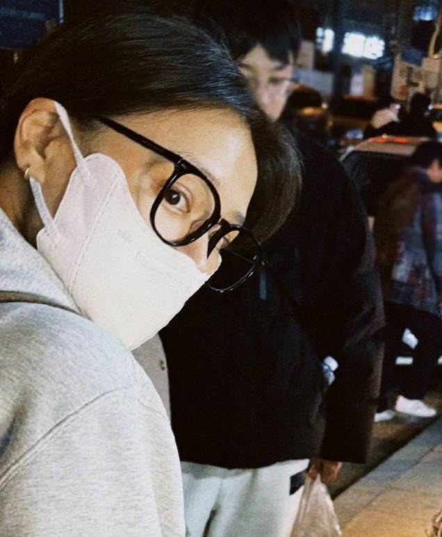 马思纯素颜游重庆,街头刮刮刮乐,疑反弹胖回原体重_qing_网友_照片