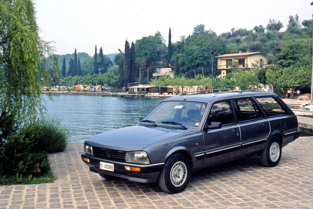 标志505sw8是标致历史上最后一款前置后驱的车型,其搭载一台2.