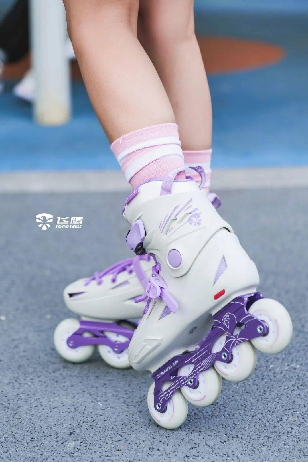 作为一个轮滑人,怎么能少的了带上自己心爱的轮滑鞋出门刷街呢?