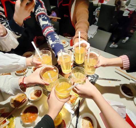 餐厅和聚餐:有时候,大学生们会选择去餐厅用餐,尤其是当有朋友聚会或